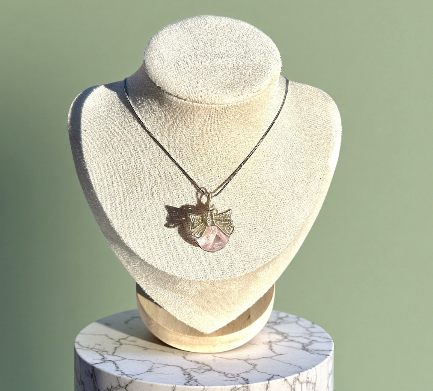 Collar artesanal colgante lazos cristal multicolor brillante joyería