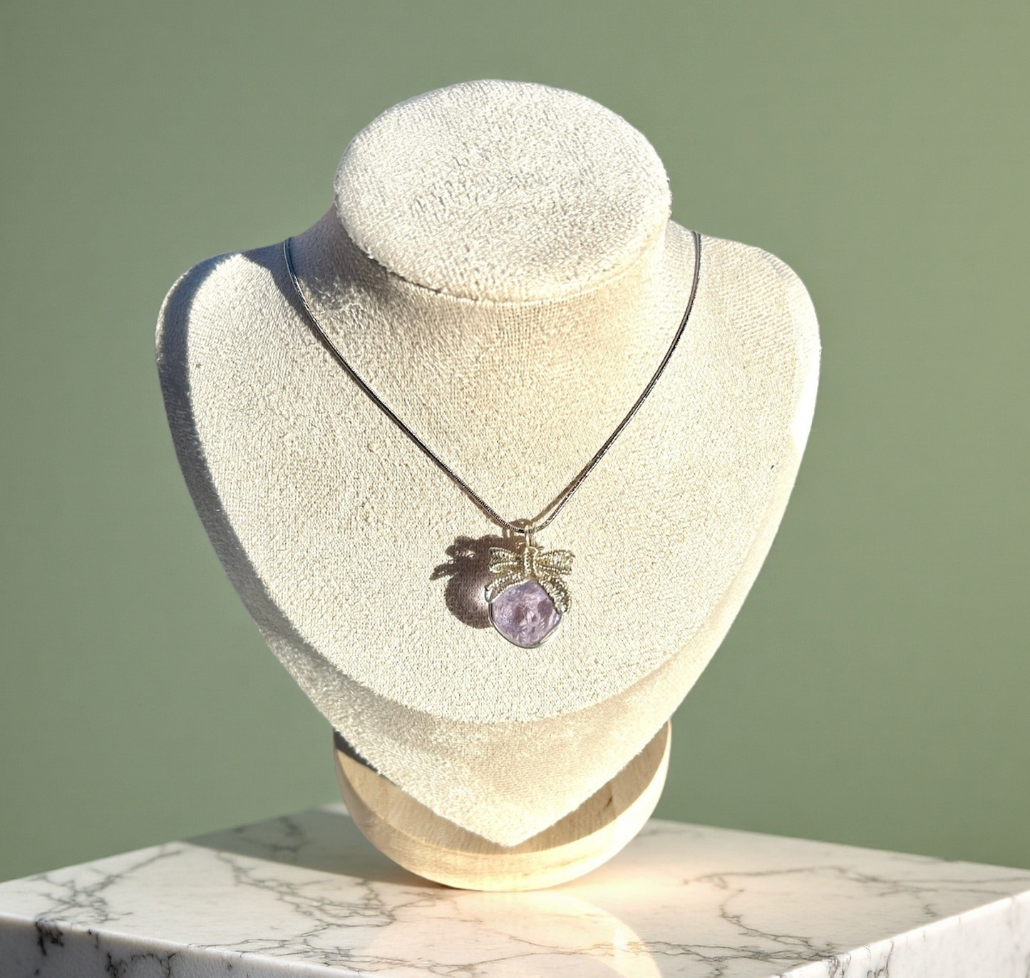 Collar artesanal colgante lazos cristal multicolor brillante joyería