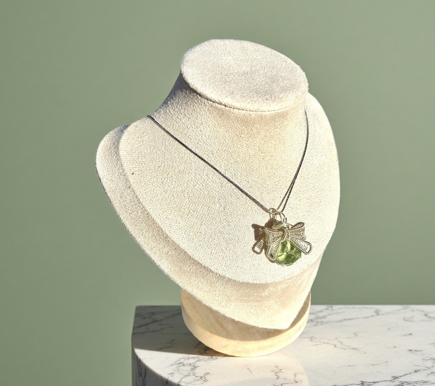 Collar artesanal colgante lazos cristal multicolor brillante joyería