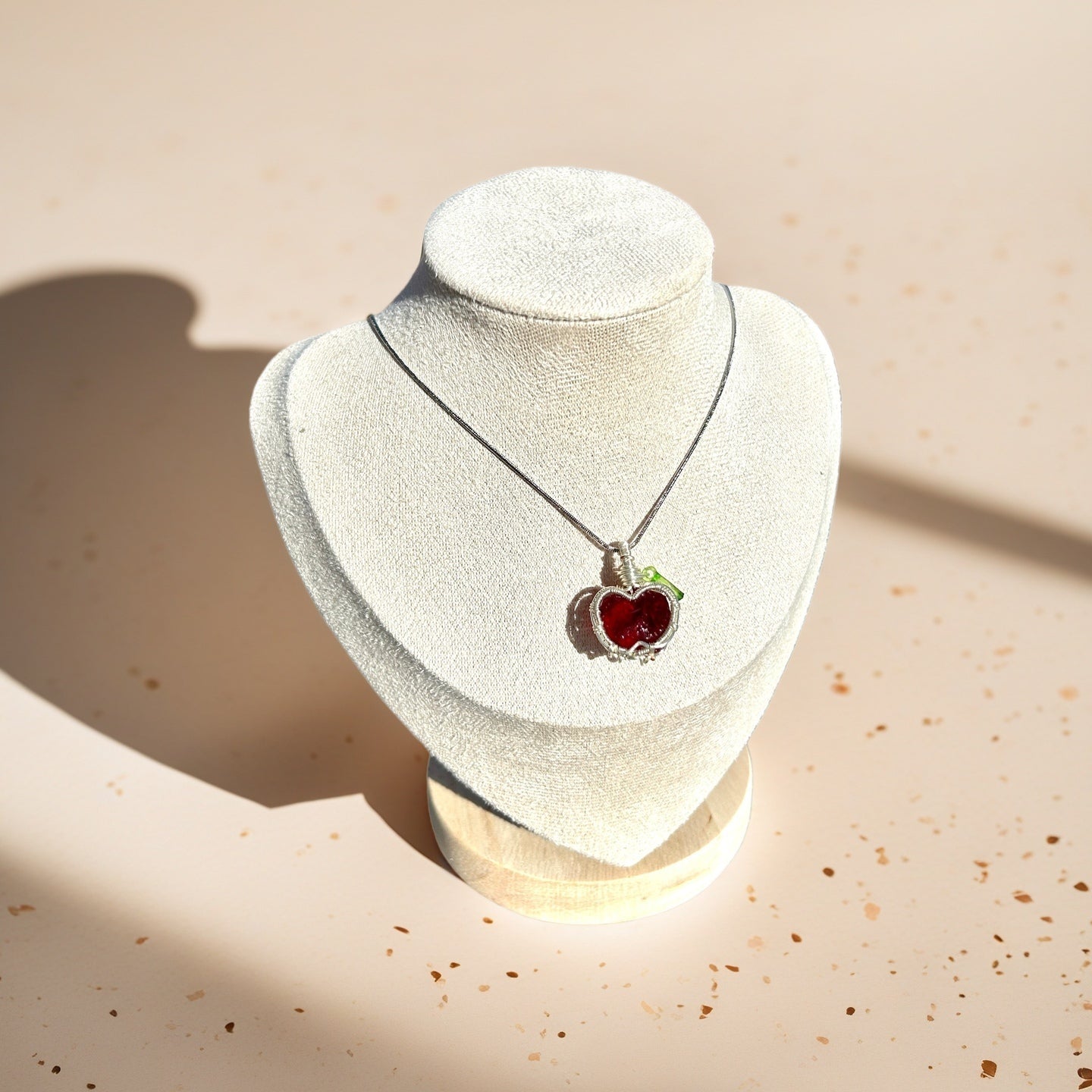 Collar cristal artesanal con colgante de manzana roja brillante joyería