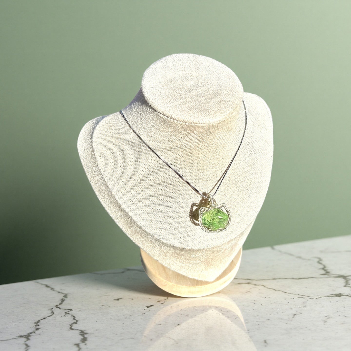 Collar artesanal cristal gato multicolor brillante joyería elegante mujer