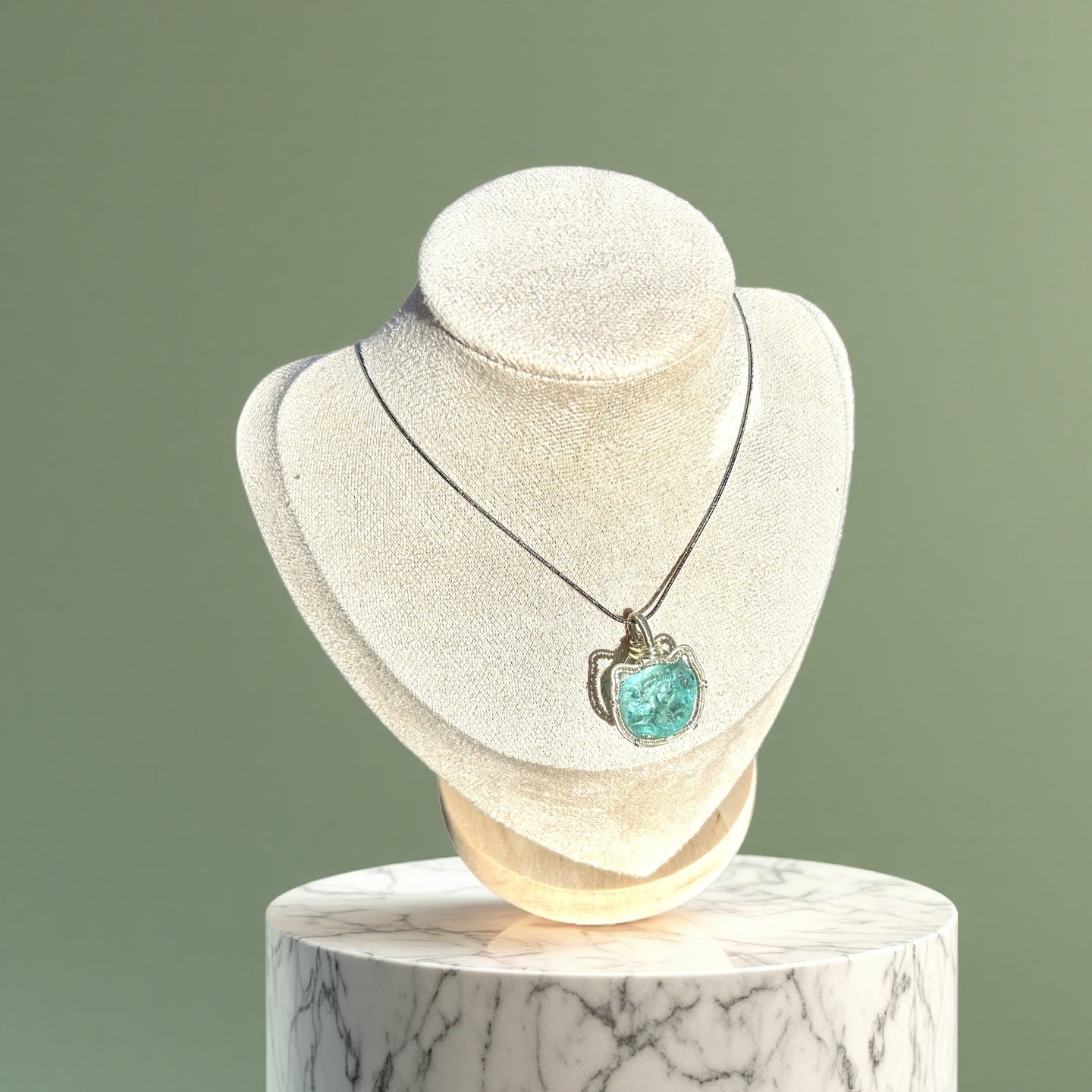 Collar artesanal cristal gato multicolor brillante joyería elegante mujer