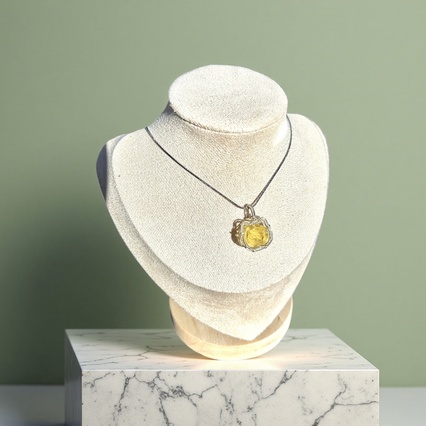 Collar artesanal cristal gato multicolor brillante joyería elegante mujer