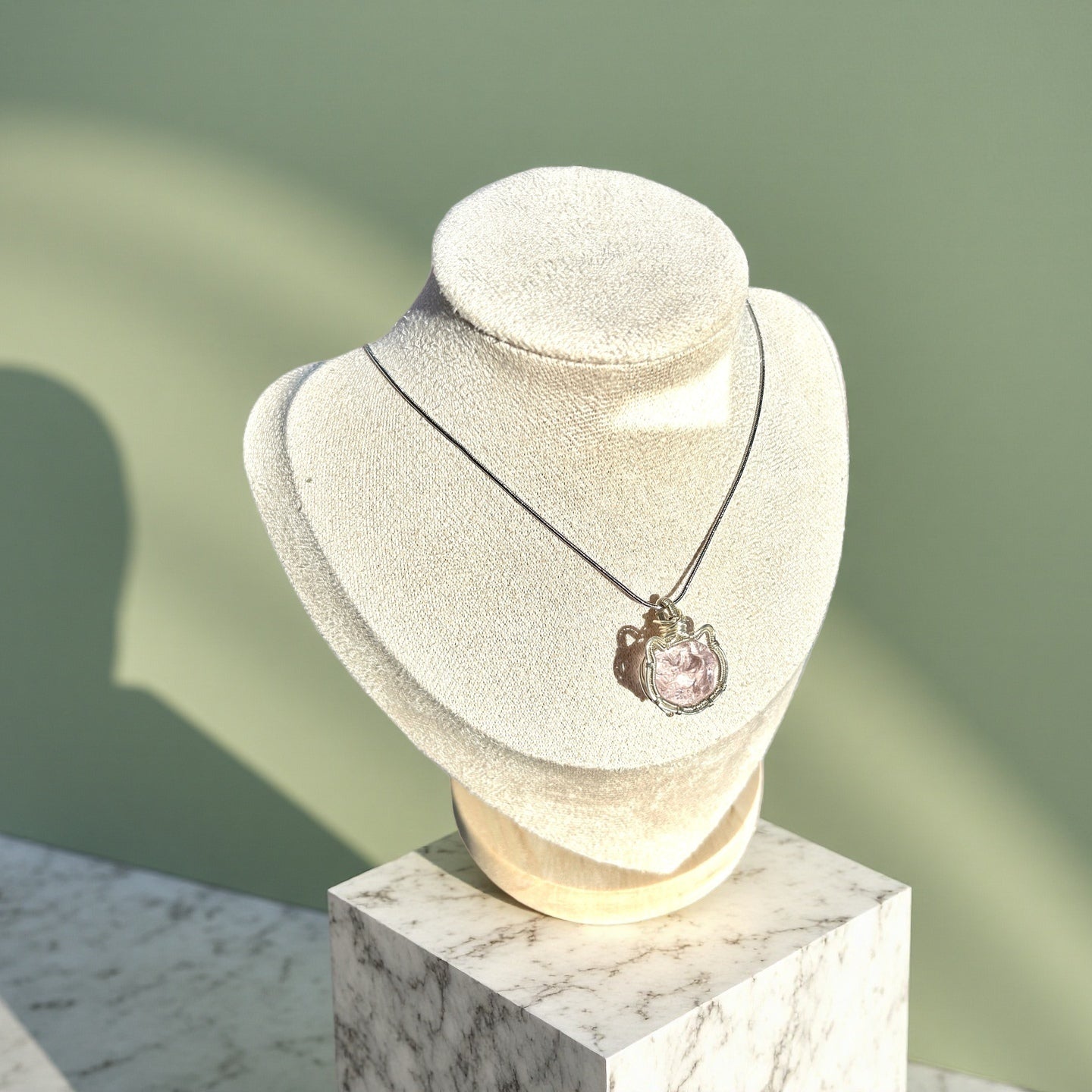 Collar artesanal cristal gato multicolor brillante joyería elegante mujer