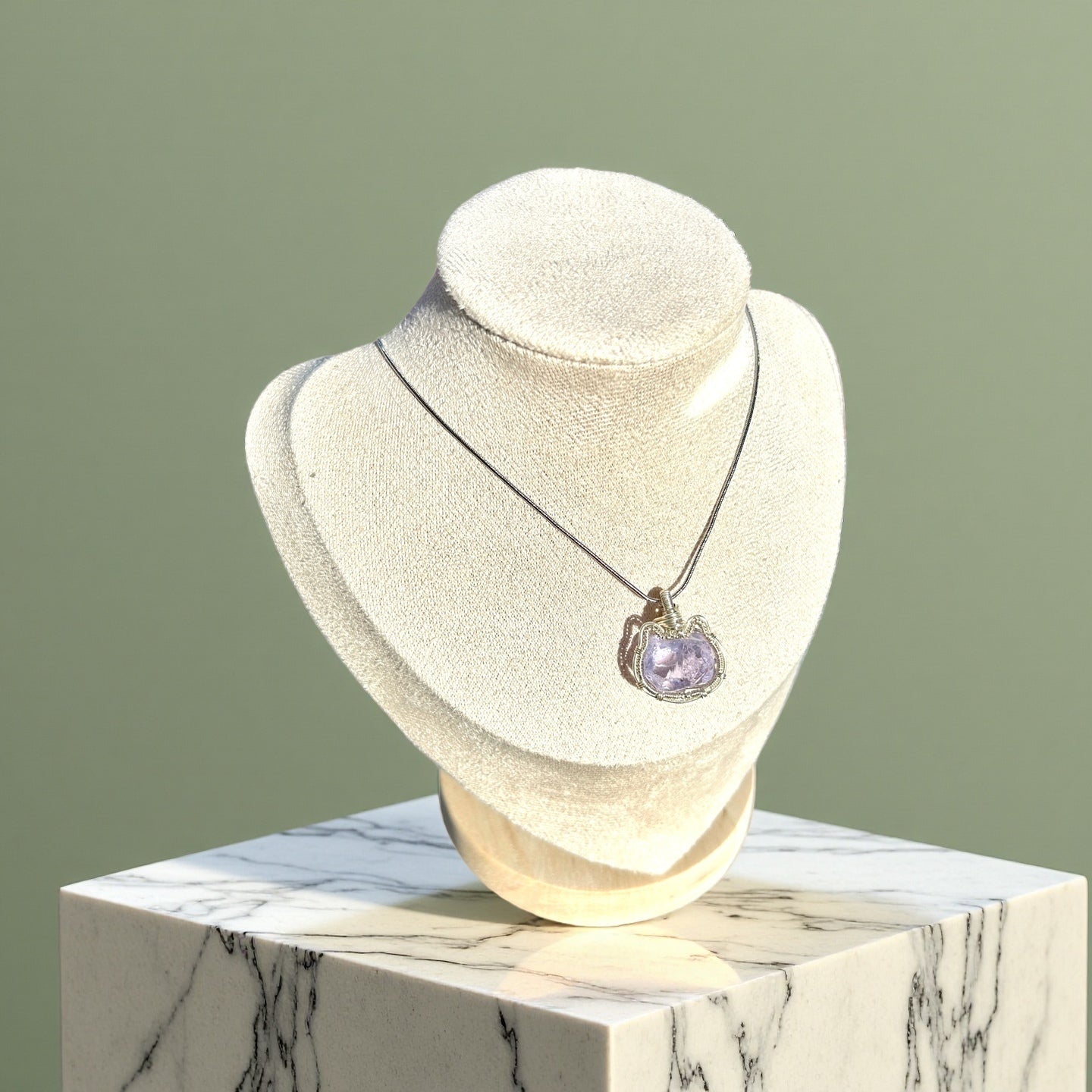 Collar artesanal cristal gato multicolor brillante joyería elegante mujer