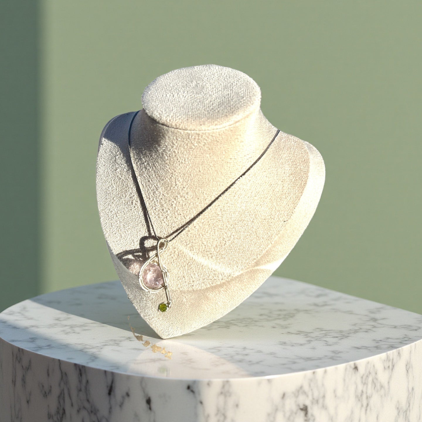 Collar artesanal cristal notas musicales multicolor brillante joyería elegante mujer