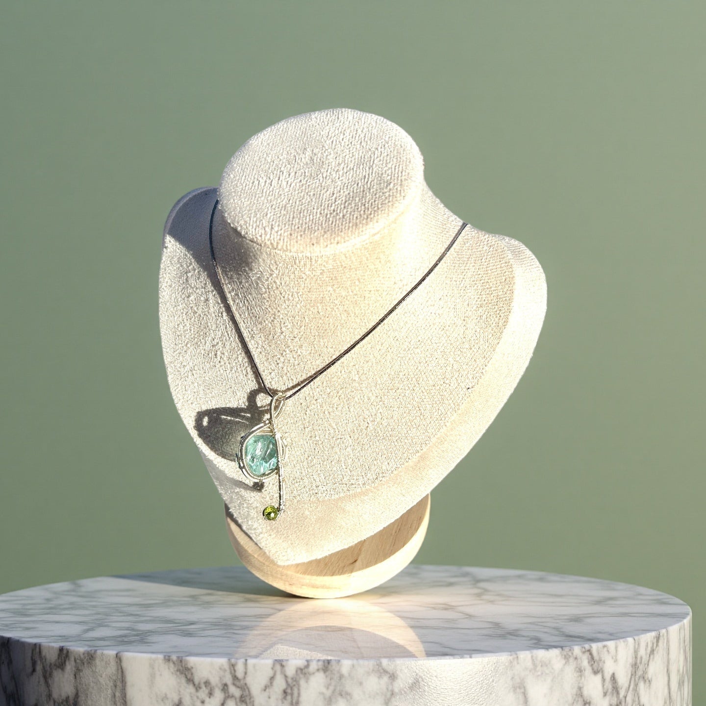 Collar artesanal cristal notas musicales multicolor brillante joyería elegante mujer