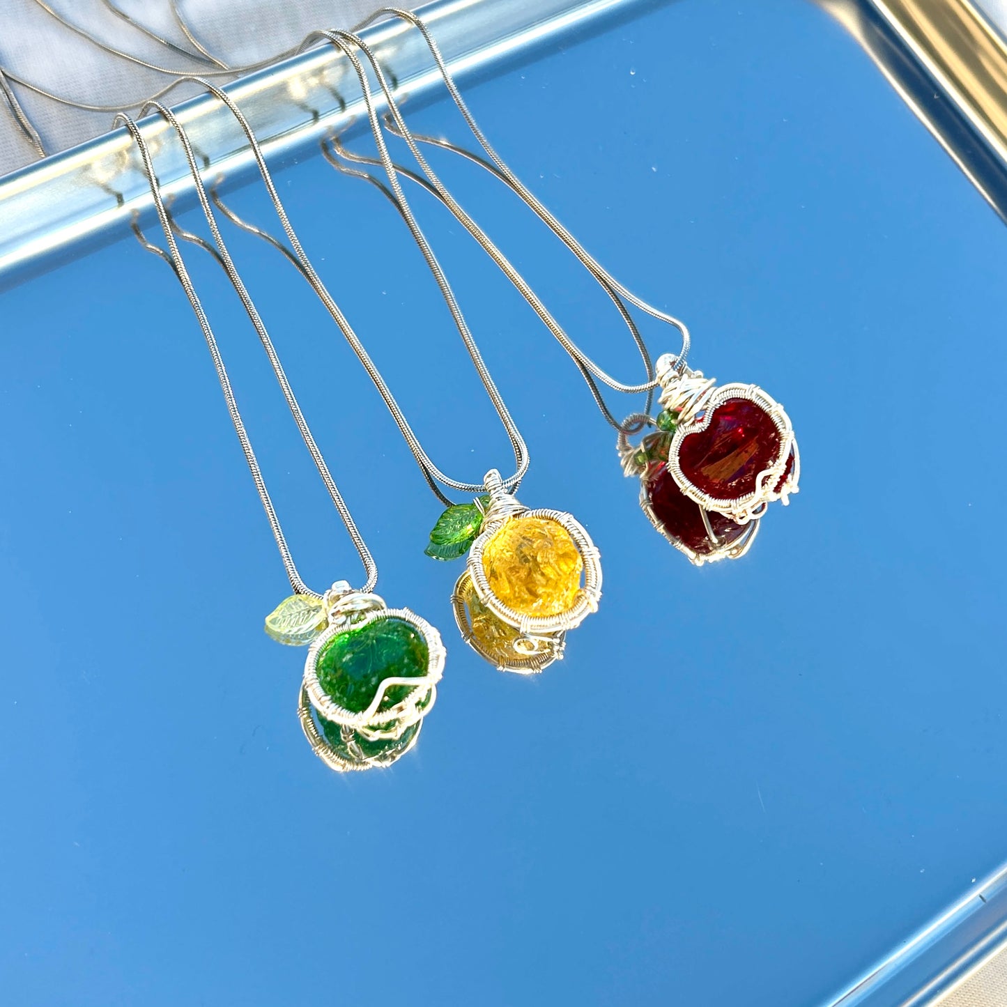 Collar cristal artesanal con colgante de manzana roja brillante joyería