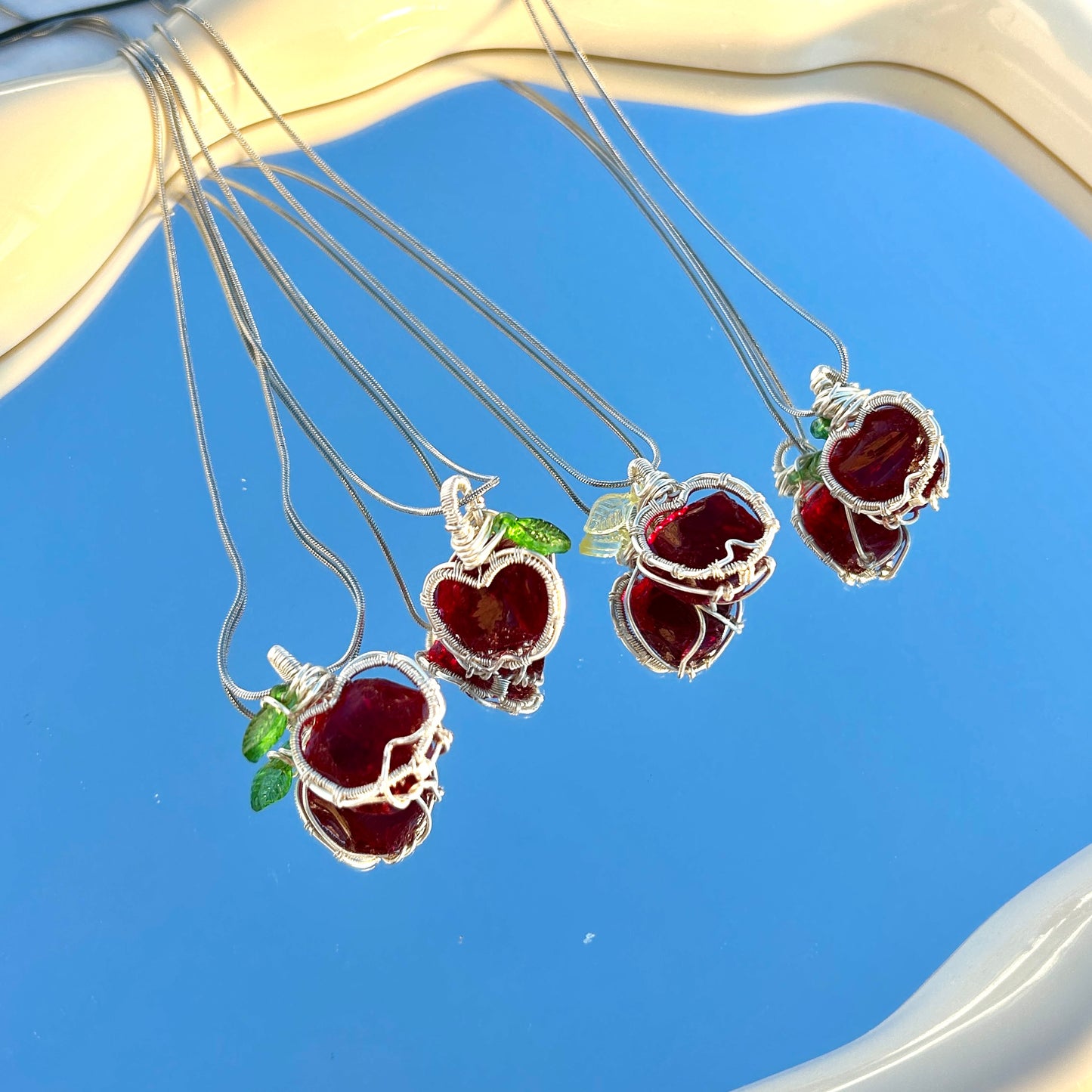 Collar cristal artesanal con colgante de manzana roja brillante joyería