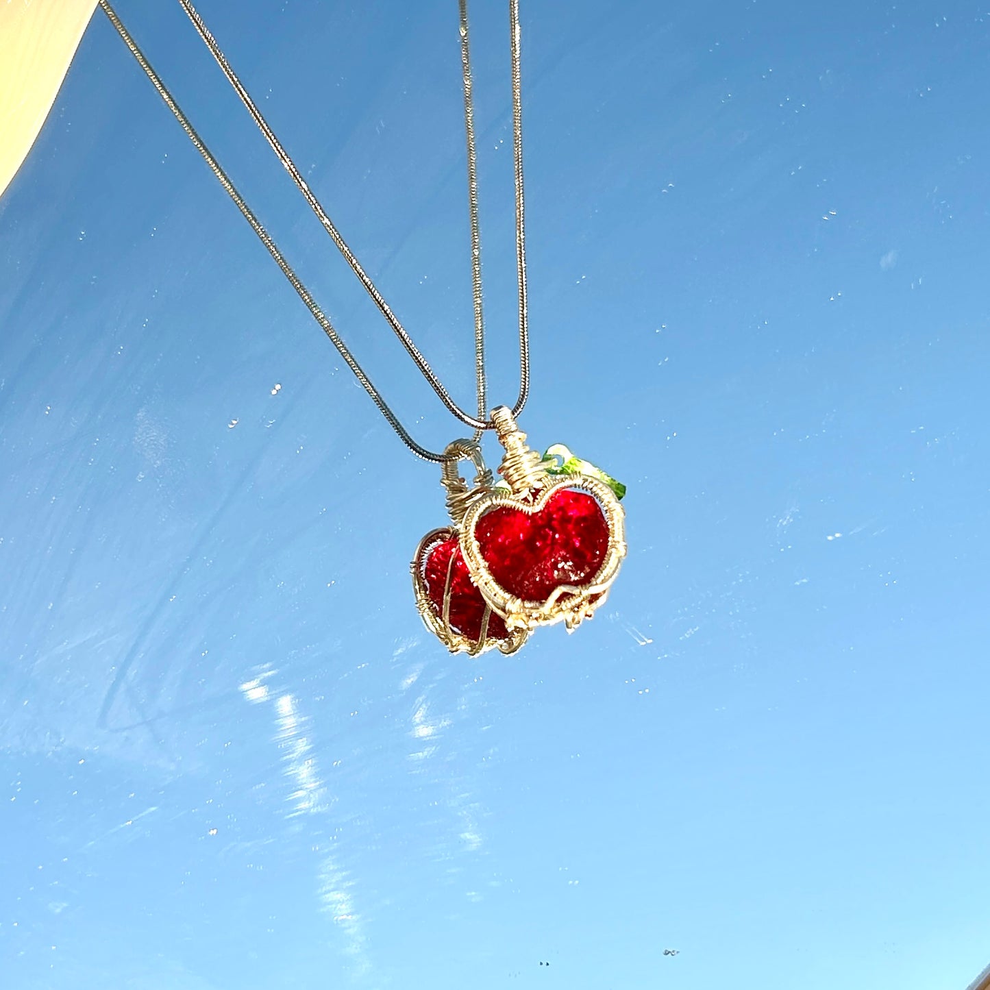 Collar cristal artesanal con colgante de manzana roja brillante joyería