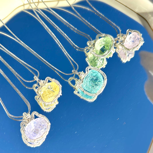 Collar artesanal cristal gato multicolor brillante joyería elegante mujer