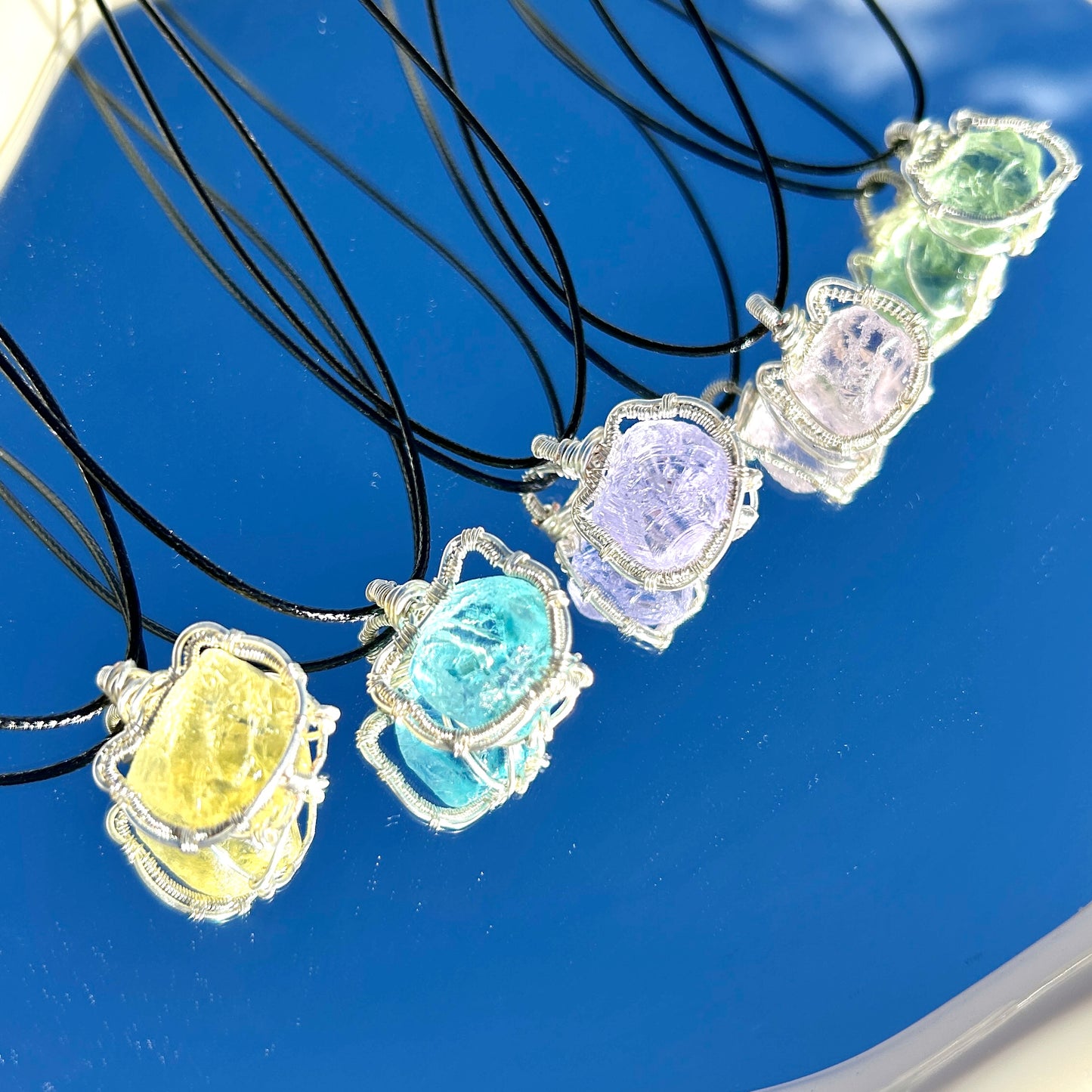 Collar artesanal cristal gato multicolor brillante joyería elegante mujer