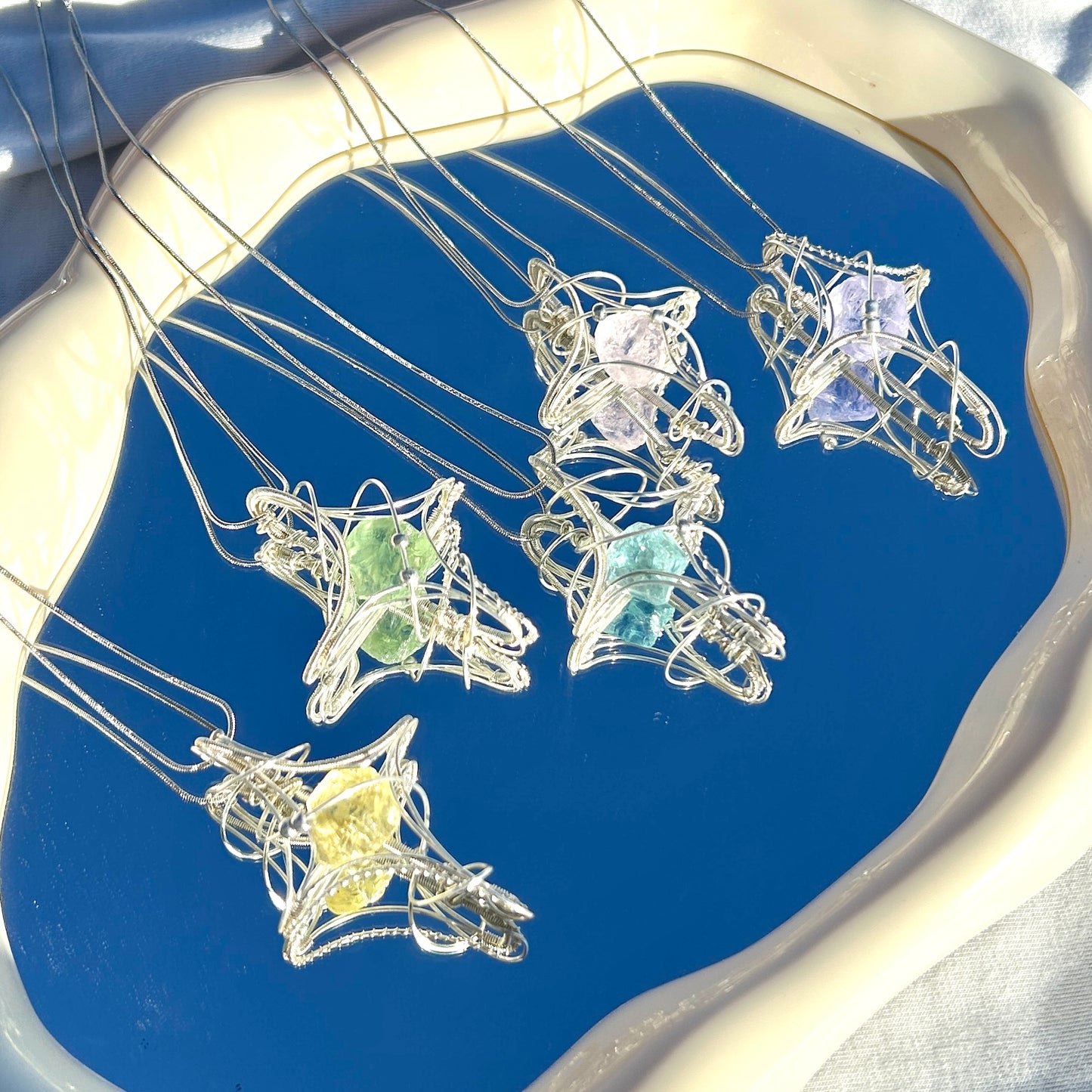 Collar artesanal cristal estrella de cuatro puntas multicolor brillante joyería elegante mujer