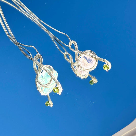 Collar artesanal cristal notas musicales multicolor brillante joyería elegante mujer