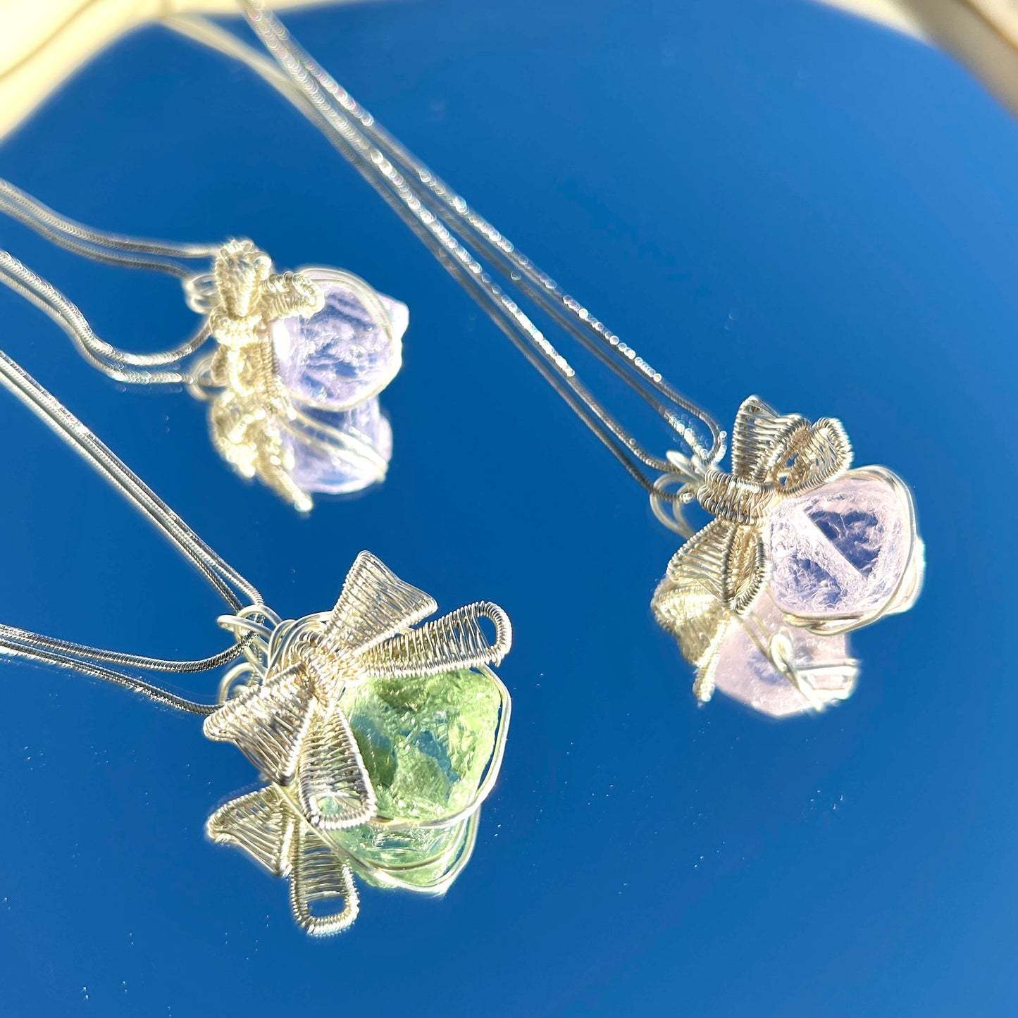 Collar artesanal colgante lazos cristal multicolor brillante joyería