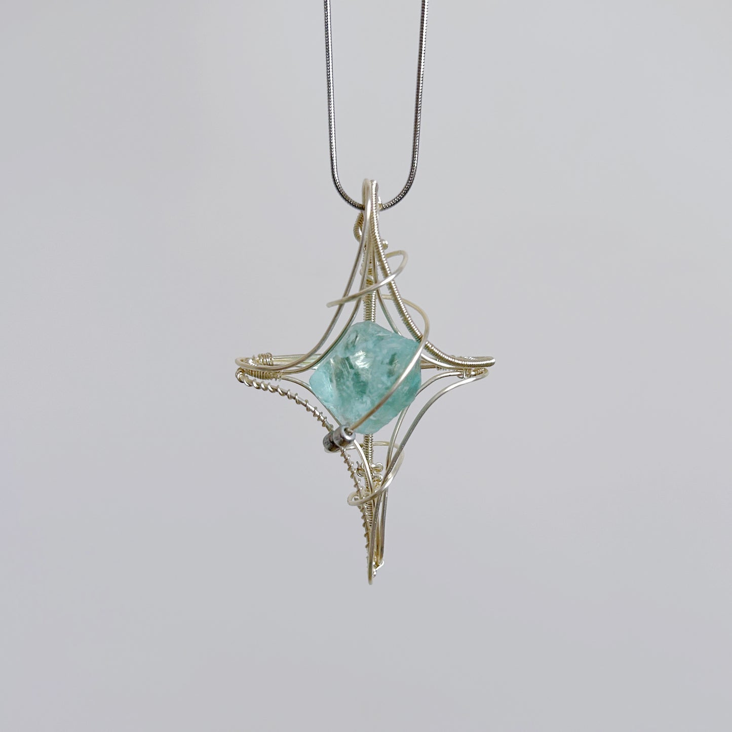 Collar artesanal cristal estrella de cuatro puntas multicolor brillante joyería elegante mujer