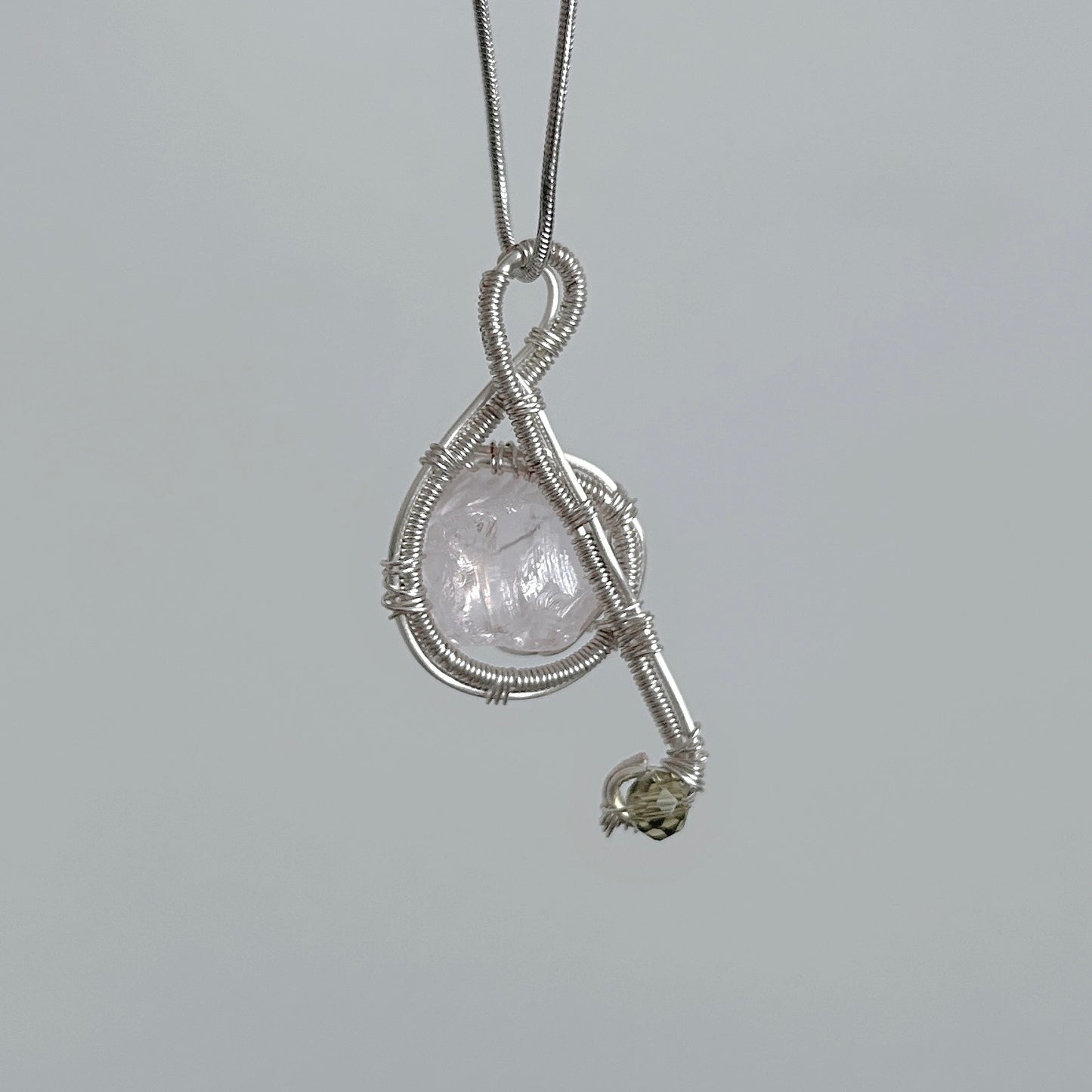 Collar artesanal cristal notas musicales multicolor brillante joyería elegante mujer